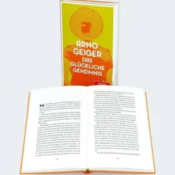 ZEIT Buchhandlung Romane<Geiger, Arno: Das glückliche Geheimnis