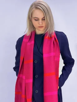 Ulrike Isensee DS Seide<Gewebter Seidenschal in Fuchsia und Rot