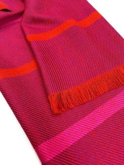 Ulrike Isensee DS Seide<Gewebter Seidenschal in Fuchsia und Rot