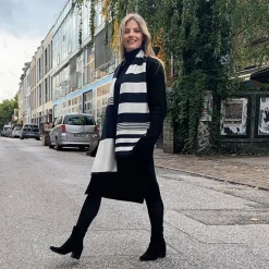 Ulrike Isensee DS Seide<Gewebter Seidenschal Schwarz und Weiß