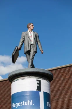 Christoph Pöggeler Bronze<Handbemalte Bronze-Skulptur »Geschäftsmann«
